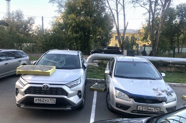 На фото видно, что утеплителем разбило лобовое стекло одного из внедорожников На фото видно, что утеплителем разбило лобовое стекло одного из внедорожников