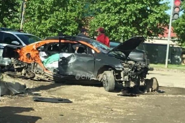 Машина серьезно пострадала в аварии Машина серьезно пострадала в аварии