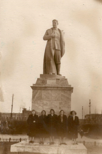 Тогда перед заводом стоял памятник Сталину