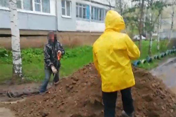 Ямы закидали землей Ямы закидали землей
