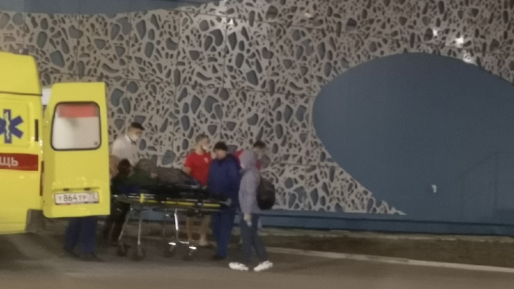 В тюменском аквапарке «ЛетоЛето» стоит карета скорой помощи: из здания вынесли посетителя