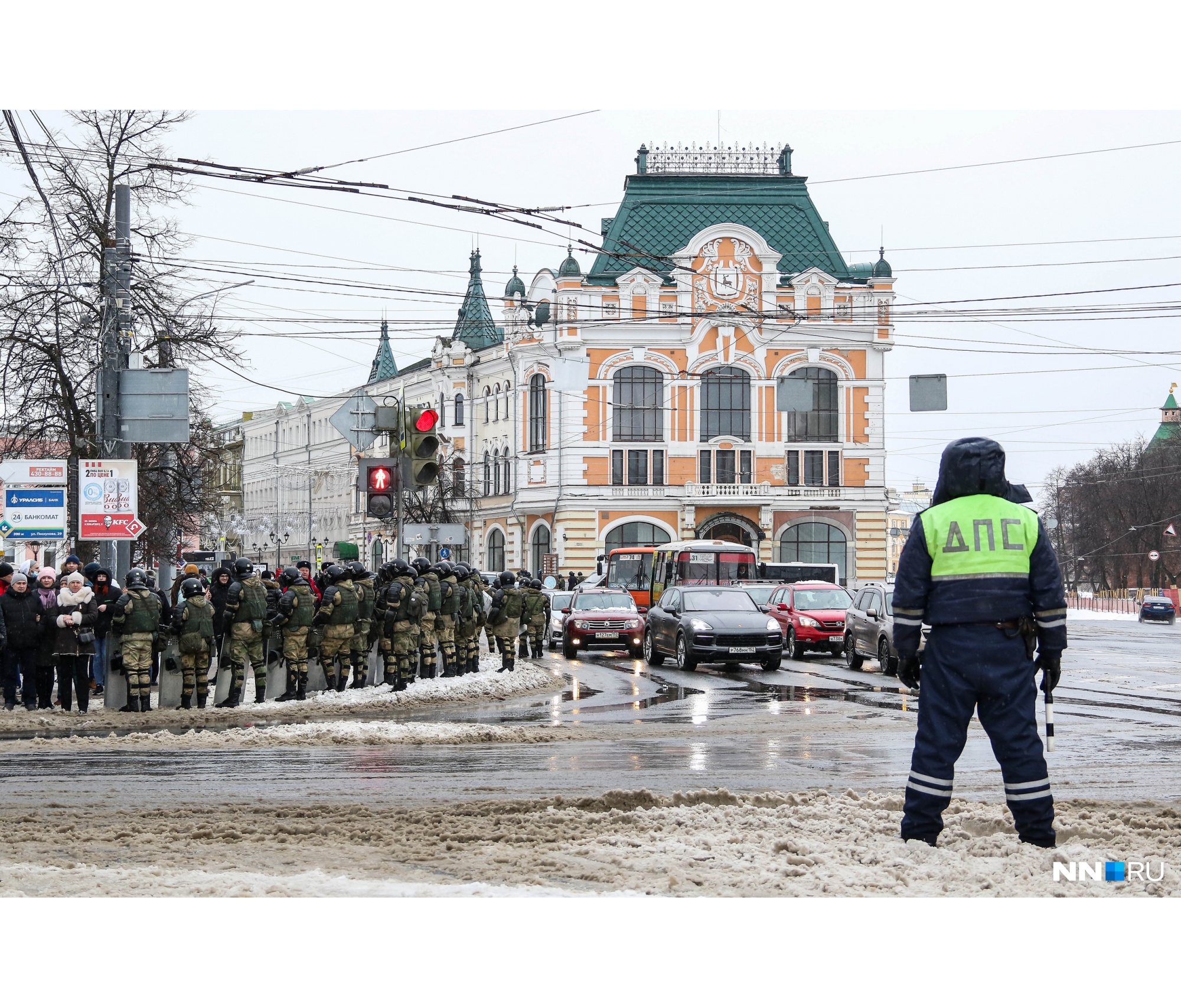 ОМОН и полиция плотно оцепили площадь Минина и Пожарского, выставив заграждения ОМОН и полиция плотно оцепили площадь Минина и Пожарского, выставив заграждения