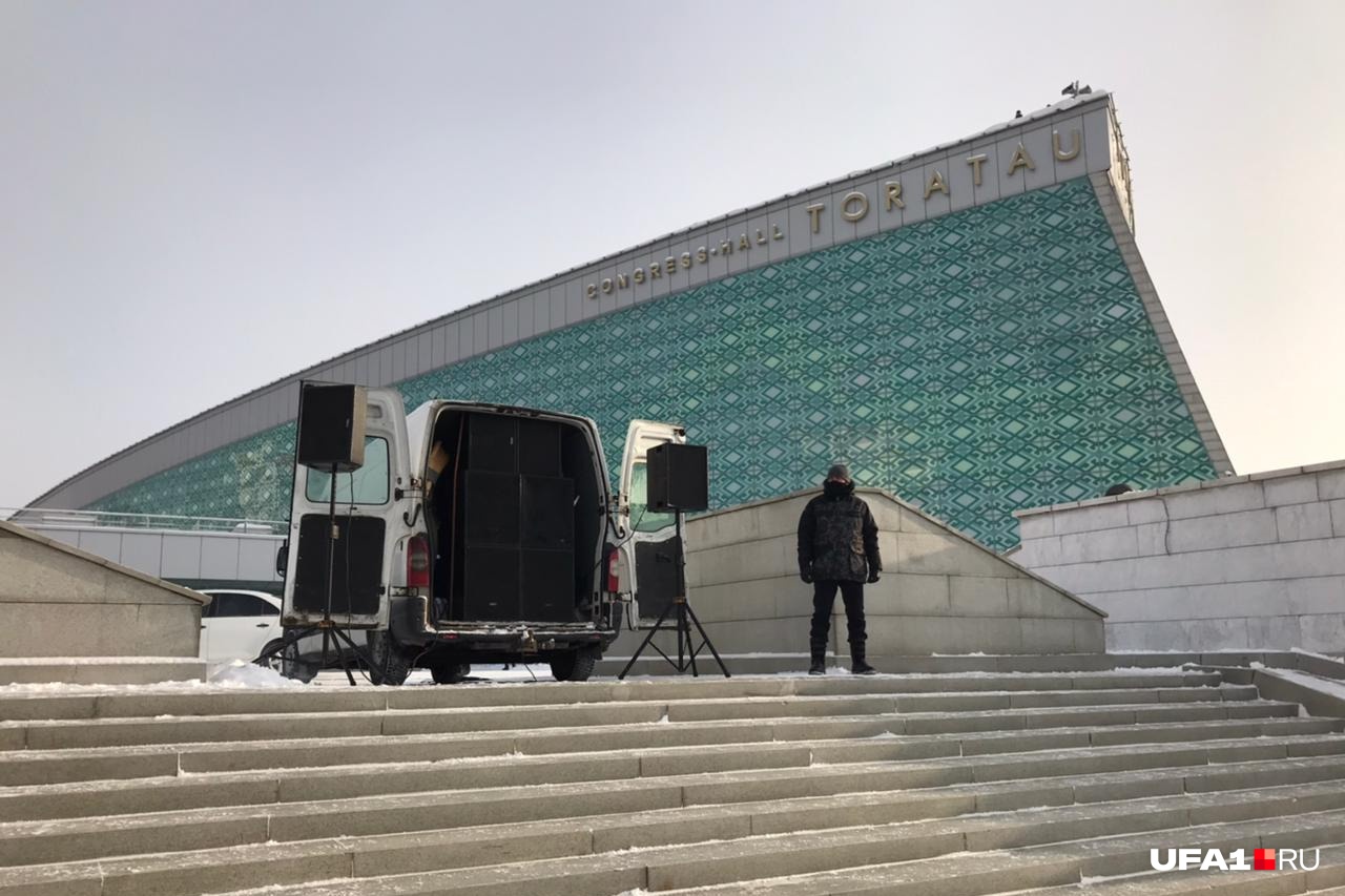 Этот человек отвечал за музыку на митинге — все это время он неподвижно стоял у машины с колонками Этот человек отвечал за музыку на митинге — все это время он неподвижно стоял у машины с колонками