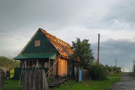 Сильный ветер снёс заборы и крышу у дома в деревне Ляпки
