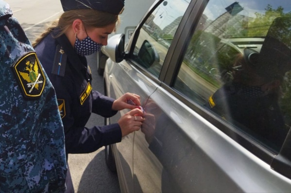 Во время рейдов сотрудники ГИБДД и приставы вылавливают должников прямо из потока Во время рейдов сотрудники ГИБДД и приставы вылавливают должников прямо из потока