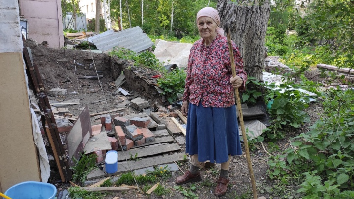 Жители дома на Добролюбова сами разобрали сараи с печными дровами, опасаясь, что их снесут власти
