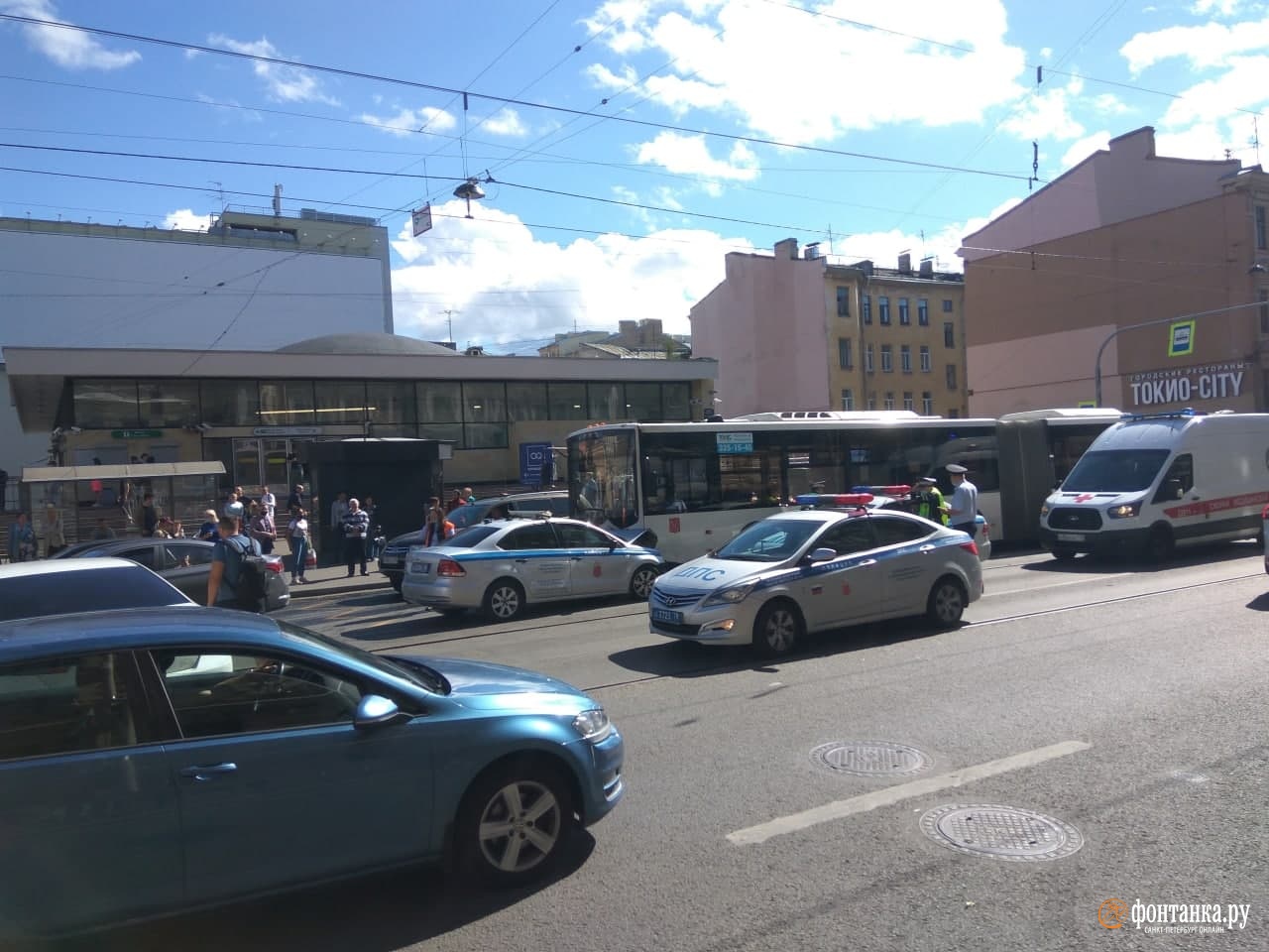 у станции метро «Василеостровская»