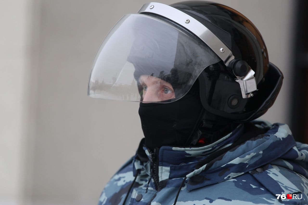 На улицах сегодня было много людей в касках На улицах сегодня было много людей в касках