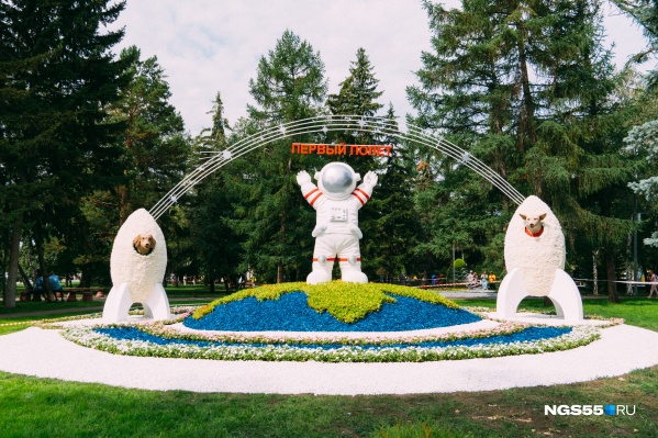Композиция «Флоры-2021», напоминающая о первом полете человека в космос. Рядом с ним — знаменитые собаки Белка и Стрелка Композиция «Флоры-2021», напоминающая о первом полете человека в космос. Рядом с ним — знаменитые собаки Белка и Стрелка