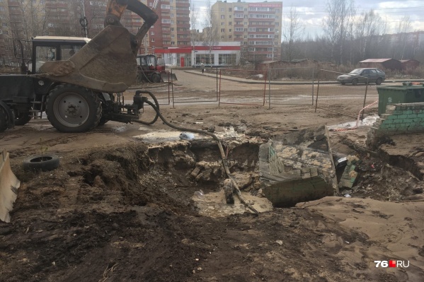 В месте прорыва обвалилась земля В месте прорыва обвалилась земля