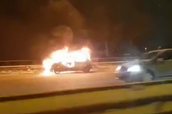 Из-за пожара на проспекте образовались пробки Из-за пожара на проспекте образовались пробки