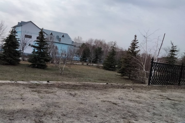 Скорее всего, ограду сдали на металлолом Скорее всего, ограду сдали на металлолом