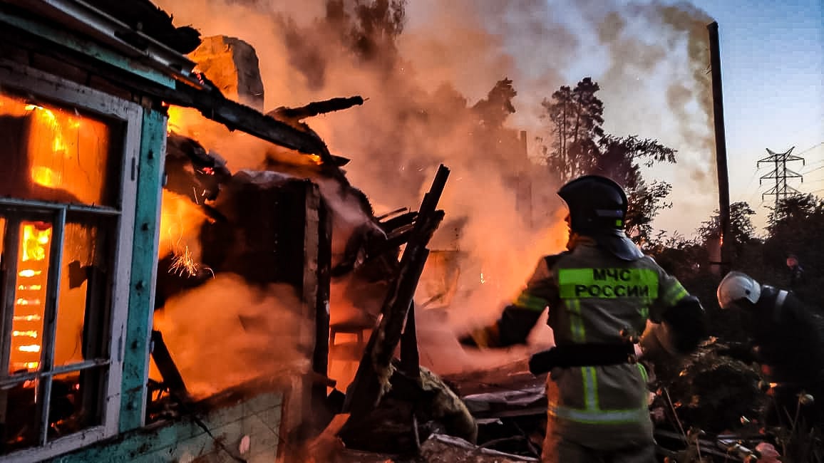Под Екатеринбургом сгорели дома сразу в трех садовых товариществах: 15 страшных кадров с пожара