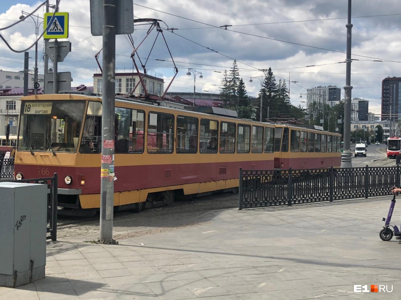 В центре Екатеринбурга остановили движение трамваев из-за пассажира, которому стало плохо