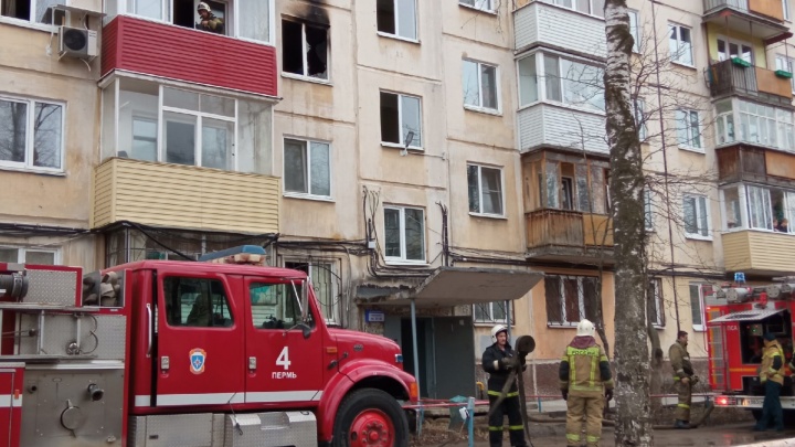 Жильцам многоквартирного дома в центре Перми пришлось эвакуироваться из-за пожара
