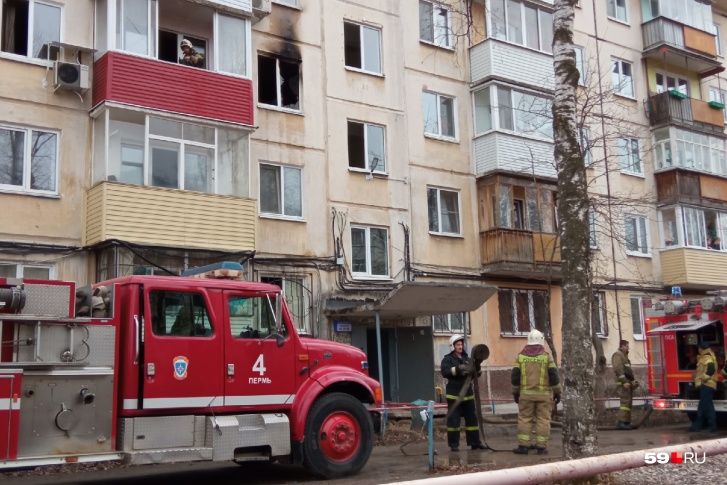 Пожар произошел на третьем этаже пятиэтажки на Крисанова, 23