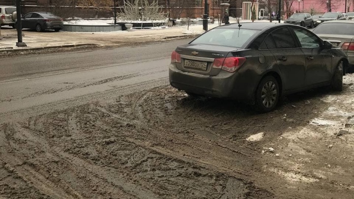 «Надо растопить весь снег»: в управлении дорог объяснили обилие грязи на улицах