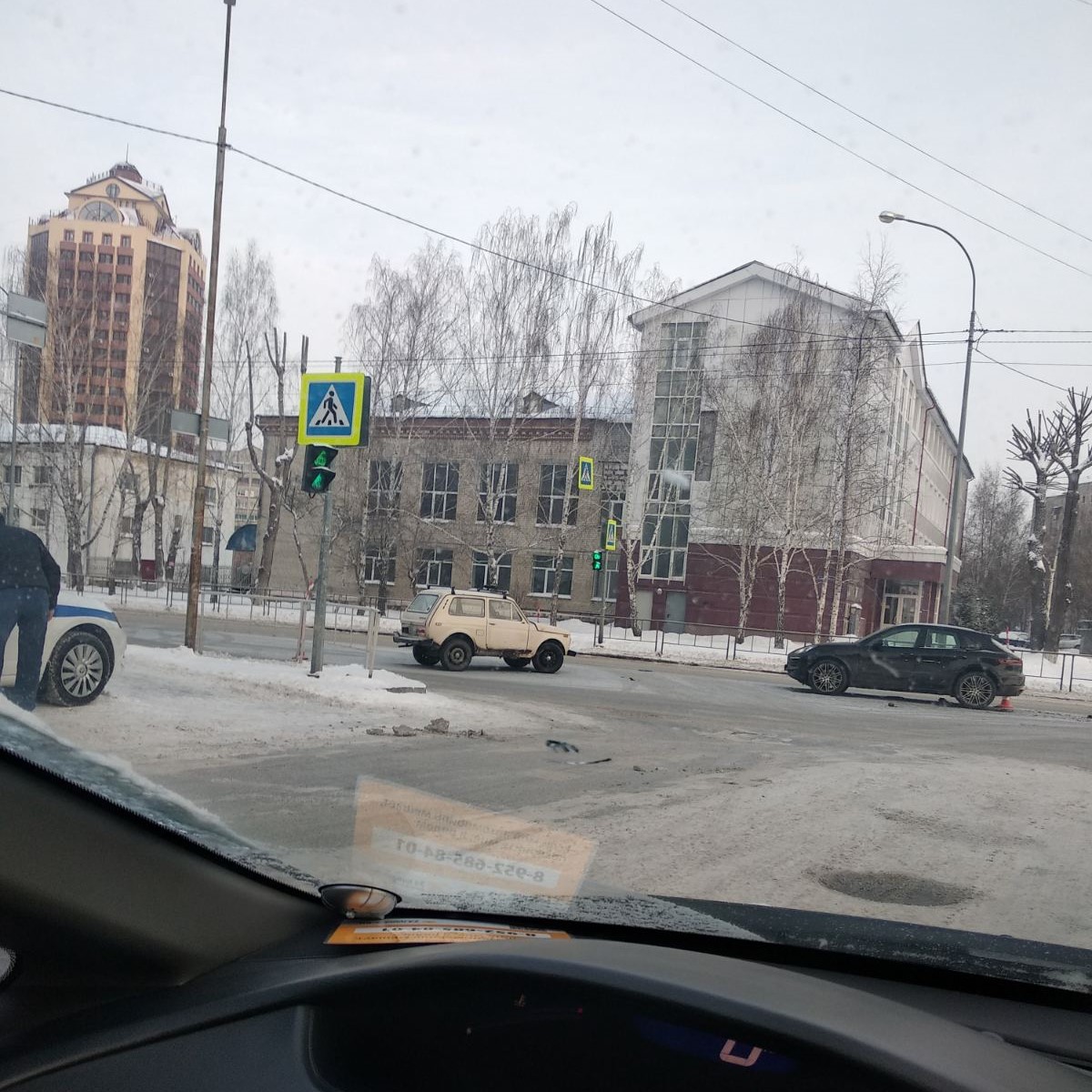 Машины всё еще находятся на перекрестке. Там работают сотрудники ГИБДД Машины всё еще находятся на перекрестке. Там работают сотрудники ГИБДД