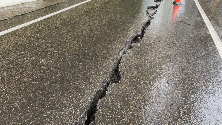 Трещины и обвалы: еще две дороги в Сочи разломались из-за оползней