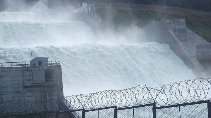 Жители съезжаются к Саяно-Шушенской ГЭС, чтобы запечатлеть сброс воды и каскадные водопады