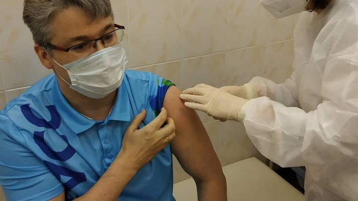 Заместитель губернатора Кузбасса поставил вакцину от коронавируса