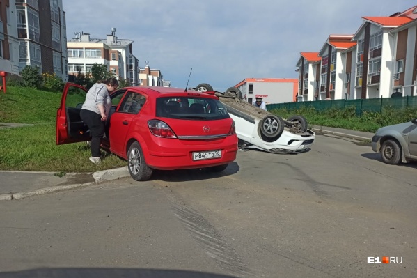 По предварительной информации, белый Hyundai не уступил дорогу водителю Opel Astra По предварительной информации, белый Hyundai не уступил дорогу водителю Opel Astra