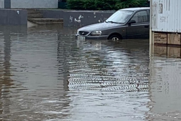 В городе затопило машины