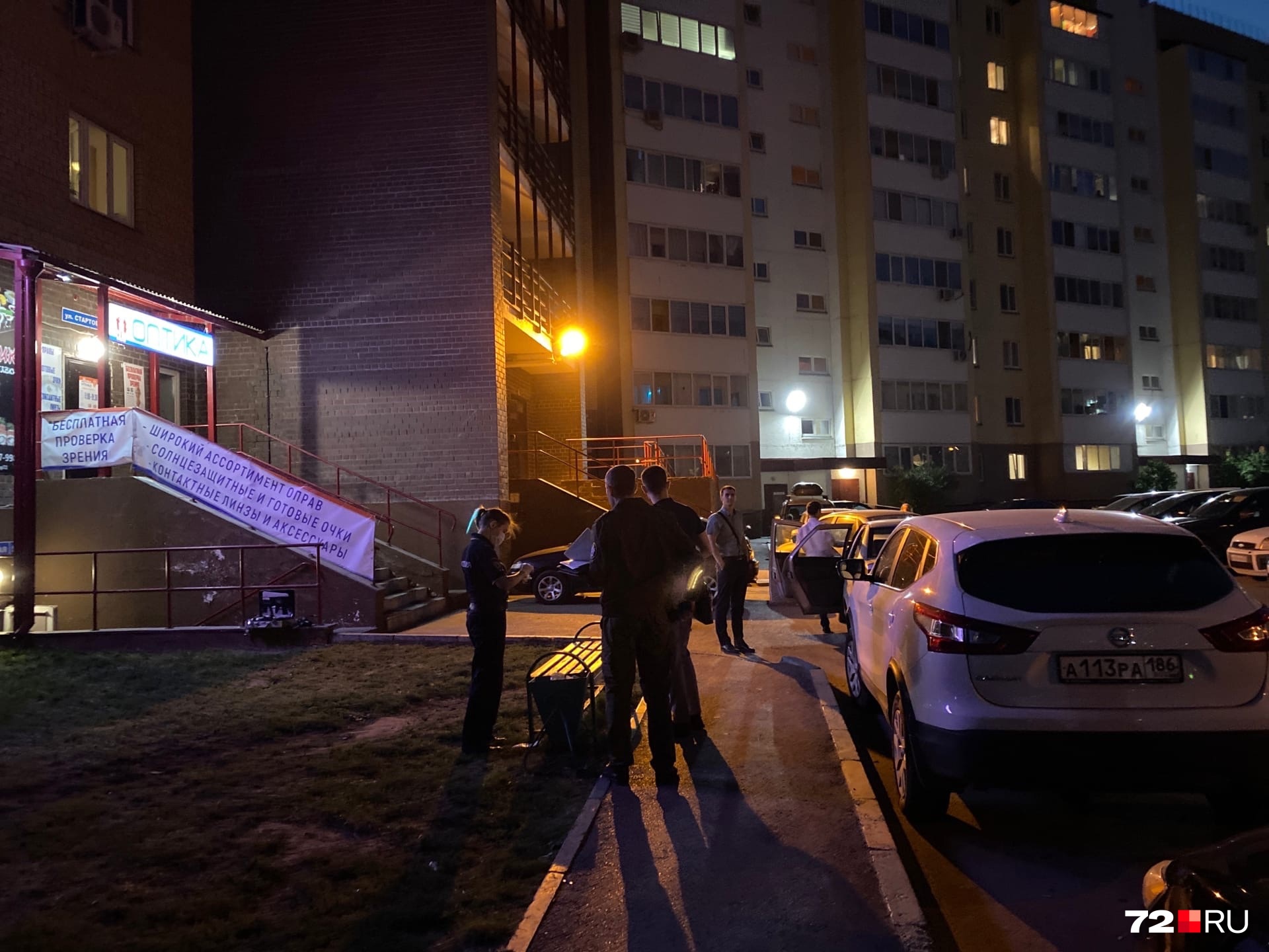 Полиция осматривала окрестности в поисках улик. Смотрели везде, даже в мусорных баках Полиция осматривала окрестности в поисках улик. Смотрели везде, даже в мусорных баках