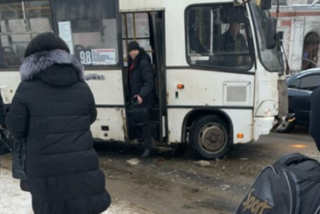 Очевидцы говорят, что причиной ДТП стала скользкая дорога Очевидцы говорят, что причиной ДТП стала скользкая дорога