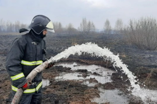 На одного пожарного приходится 150 квадратных метров тлеющего торфяника На одного пожарного приходится 150 квадратных метров тлеющего торфяника