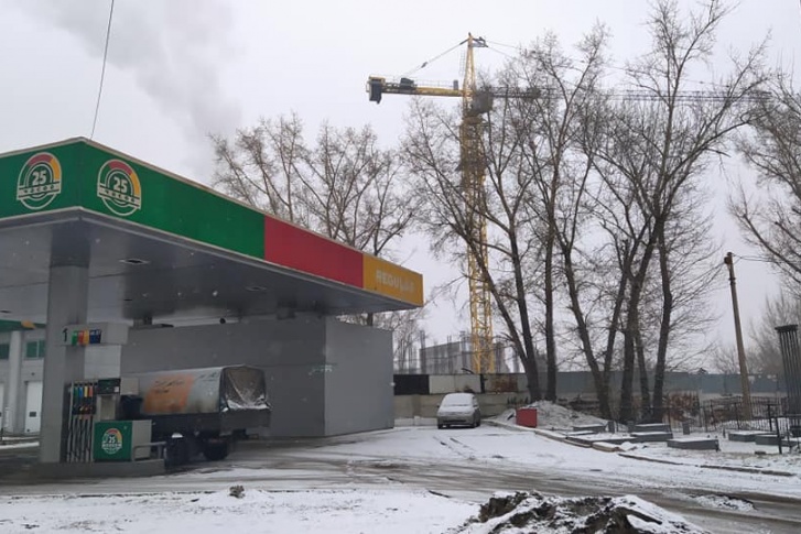 На стройплощадке появился кран На стройплощадке появился кран