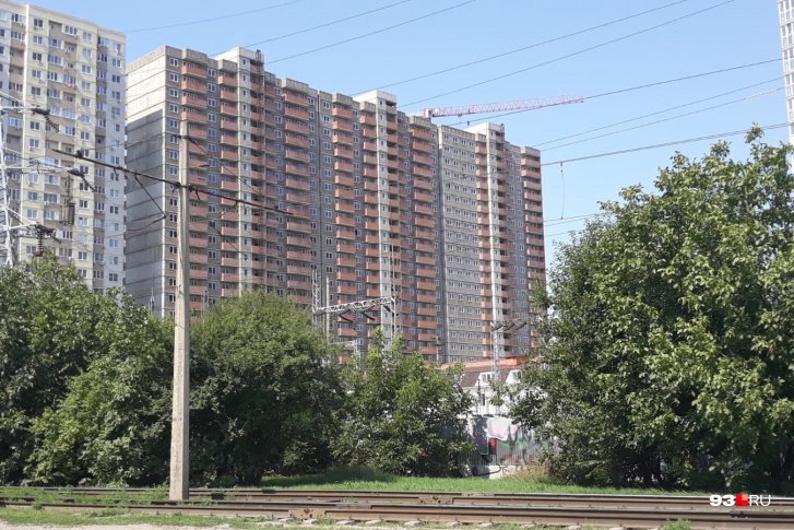 Дома так и не достроили Дома так и не достроили