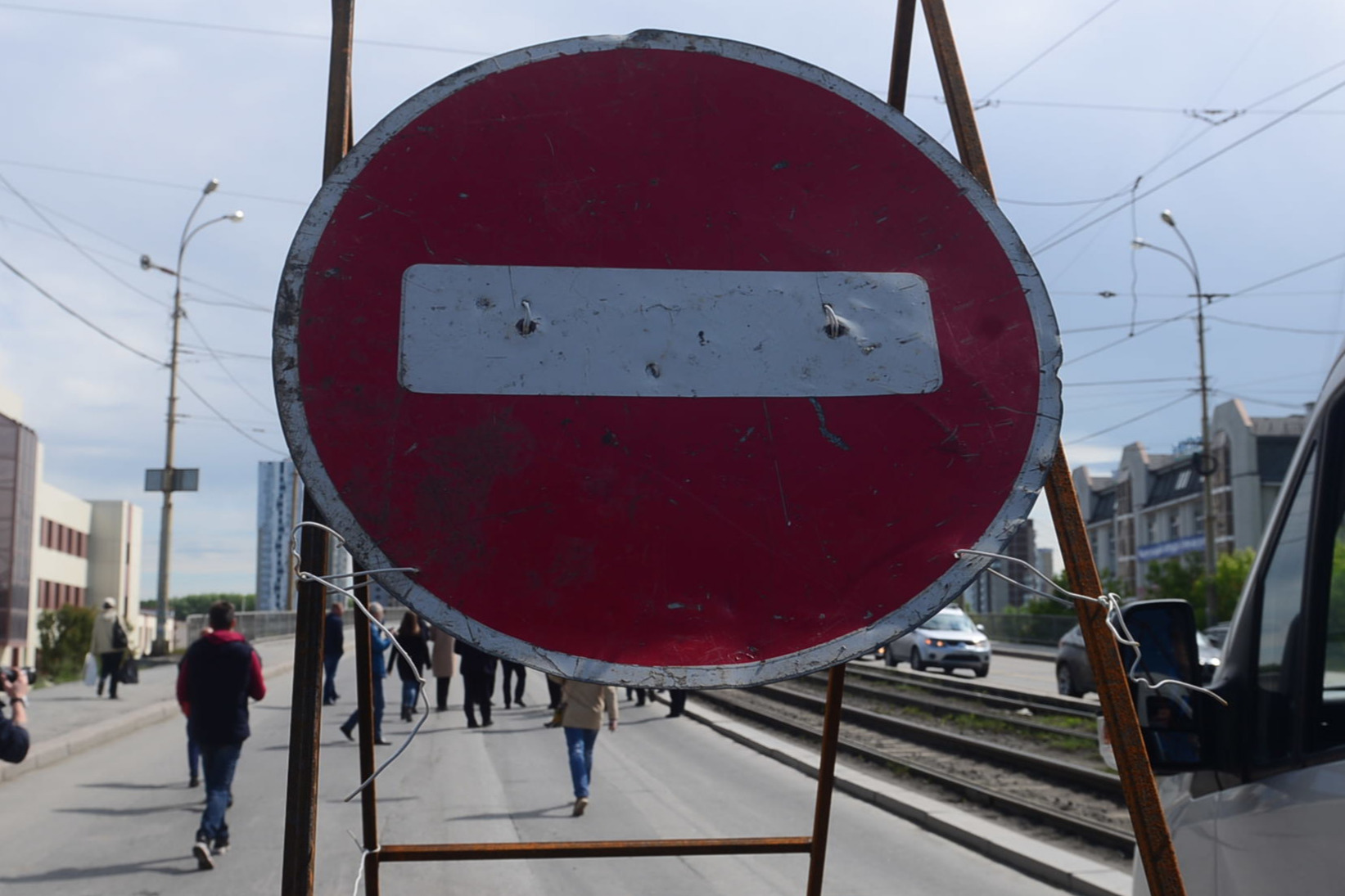 В Екатеринбурге рабочие закрыли перекресток на Юго-Западе