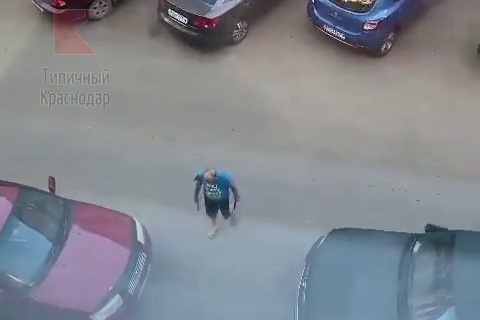 Местные жители пожаловались, что ножами мужчина попадал по машинам Местные жители пожаловались, что ножами мужчина попадал по машинам