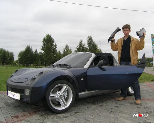 Я держу боковины крыши Roadster. Его разборка требует некоторого времени Я держу боковины крыши Roadster. Его разборка требует некоторого времени
