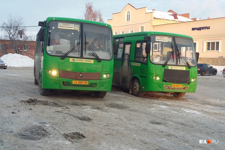 Конечная автобусов № 48 на улице Удельной, где женщина получила перелом руки Конечная автобусов № 48 на улице Удельной, где женщина получила перелом руки