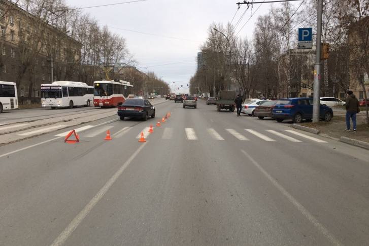 Водитель наехал на маму с дочкой, когда они переходили проезжую часть по пешеходному переходу Водитель наехал на маму с дочкой, когда они переходили проезжую часть по пешеходному переходу