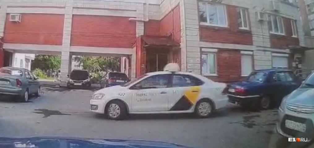 В Екатеринбурге водитель такси крепко ударил машину на парковке и скрылся с места ДТП, всё это попало на видео