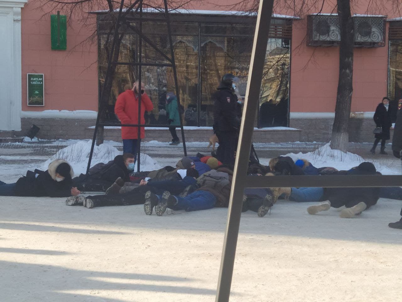 Лицом в землю уложили молодых парней и девушек Лицом в землю уложили молодых парней и девушек
