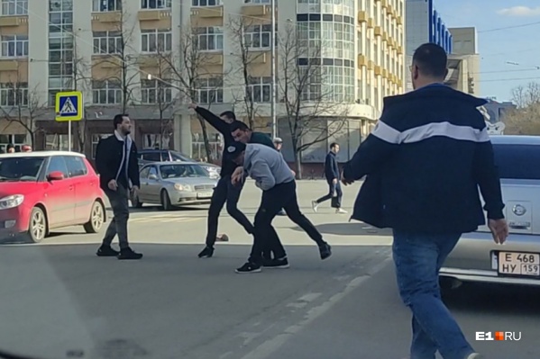 Драка произошла на перекрестке улицы Толмачёва и проспекта Ленина Драка произошла на перекрестке улицы Толмачёва и проспекта Ленина