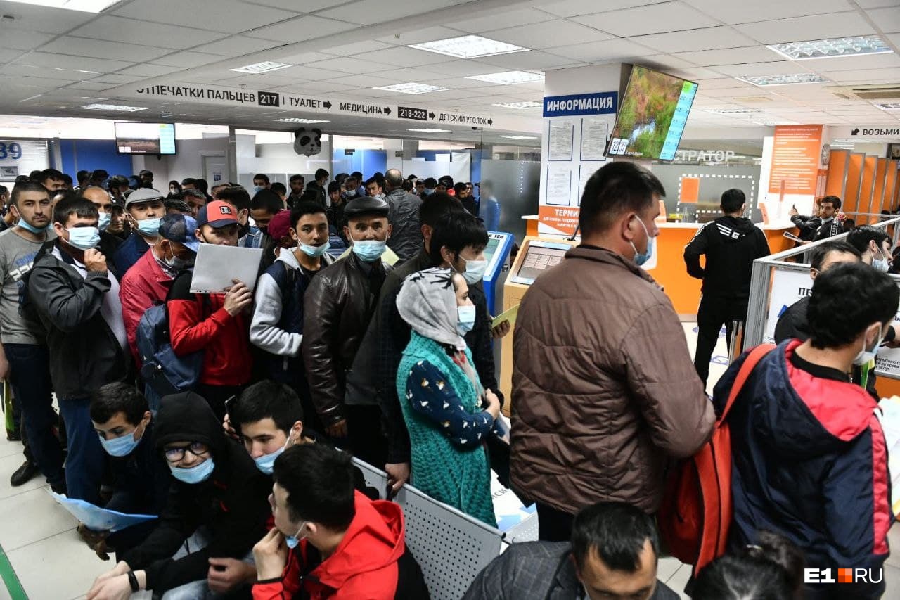 Мигранты занимают очередь с утра и толпятся, чтобы оформить документы