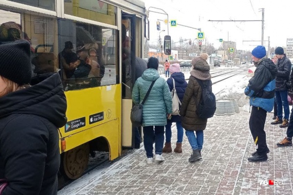 Людям приходится выстраиваться в очередь перед заходом в электротранспорт Людям приходится выстраиваться в очередь перед заходом в электротранспорт