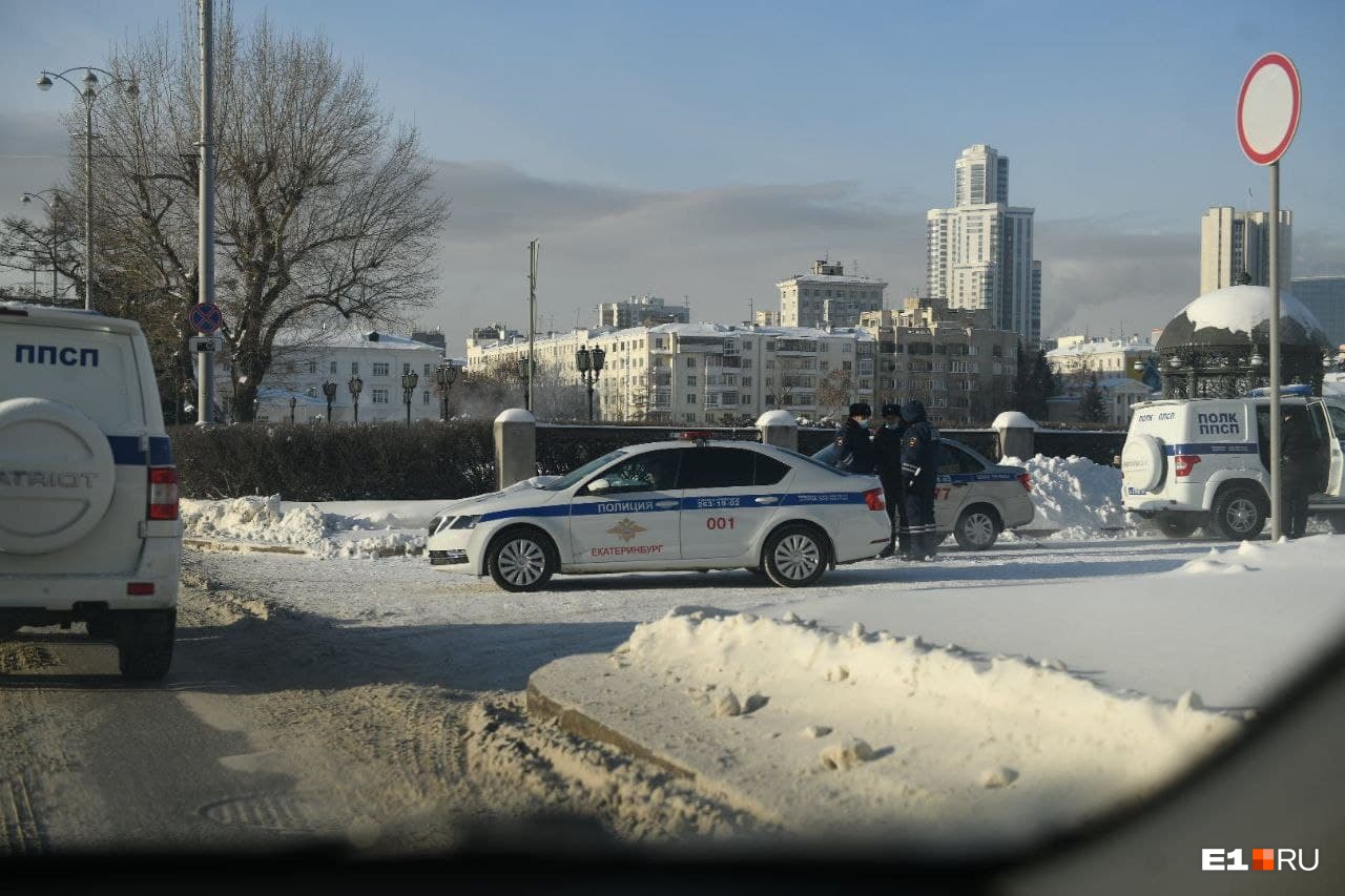 В Екатеринбурге полиция стягивает силы к стадиону «Динамо» и резиденции губернатора