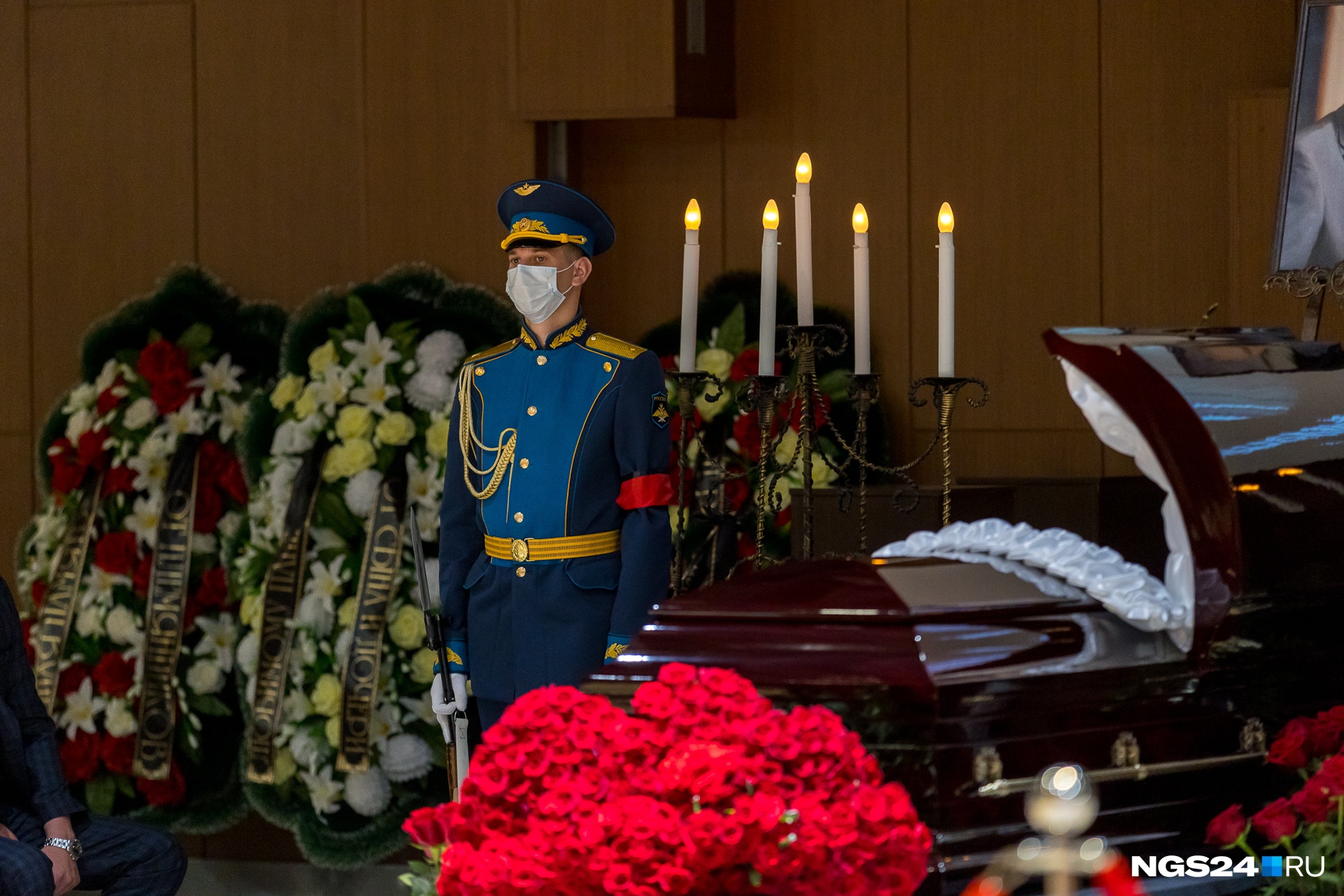 Панихида состоялась с 11 утра до 13:00, для этого даже перекрывали парковку рядом с БКЗ Панихида состоялась с 11 утра до 13:00, для этого даже перекрывали парковку рядом с БКЗ