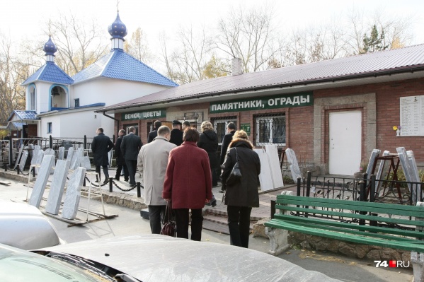 За деньги полицейский передавал похоронной фирме информацию об умерших и их родственниках За деньги полицейский передавал похоронной фирме информацию об умерших и их родственниках