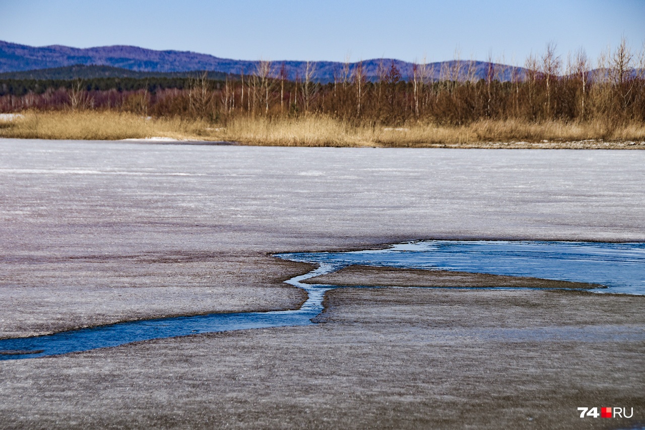 Озеро Чебаркуль в конце апреля еще частично подо льдом