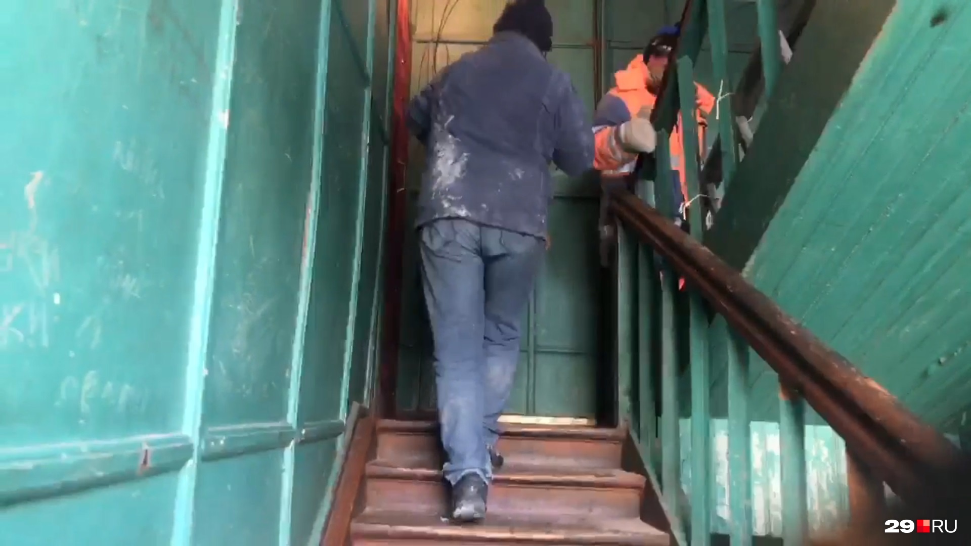 Рабочие заходят в квартиру, где выбло стекла краном