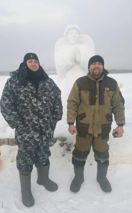 Организаторы купели Александр Мальцев (слева) и Сергей Сопин (справа) уже установили снежных ангелов на месте будущей купели на Затоне<br> Организаторы купели Александр Мальцев (слева) и Сергей Сопин (справа) уже установили снежных ангелов на месте будущей купели на Затоне<br>