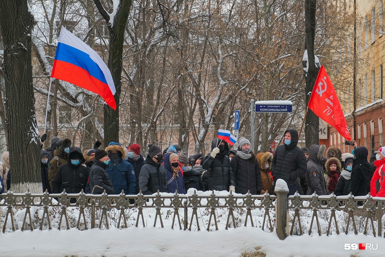 Некоторые пришли на акцию с российскими флагами Некоторые пришли на акцию с российскими флагами