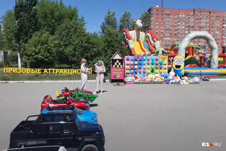 Раньше парк не мог выгнать все эти аттракционы, потому что площадь у входа не принадлежала ЦПКиО Раньше парк не мог выгнать все эти аттракционы, потому что площадь у входа не принадлежала ЦПКиО